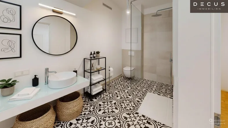 Modernes Badezimmer mit auffälligen schwarz-weißen Fliesen, großem Spiegel und einer geräumigen begehbaren Dusche.