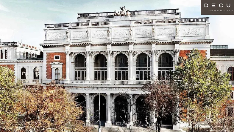 Prächtiges historisches Gebäude mit klassischer Architektur, großen Bogenfenstern und reich verzierten Fassadendetails.
