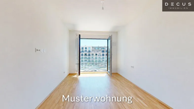 Helles Zimmer mit Holzboden und Zugang zu einem Balkon oder einer Terrasse mit Stadtblick.