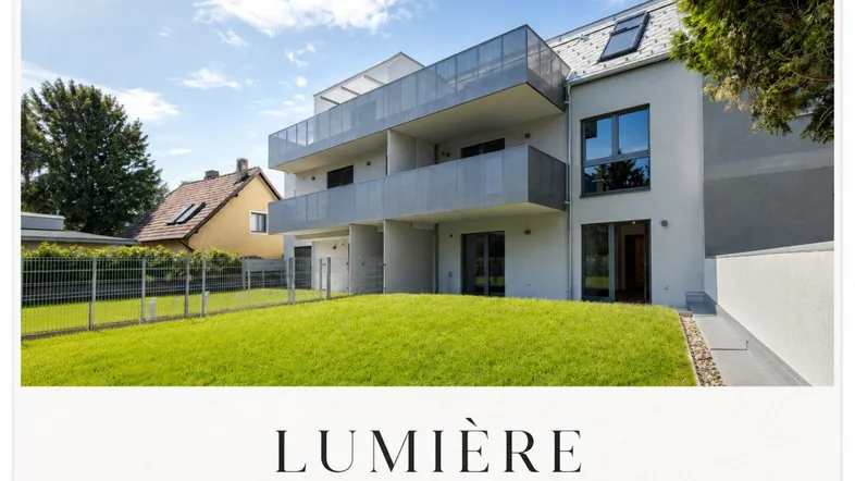 Modernes Mehrfamilienhaus mit klarer Architektur und gepflegter Rasenfläche im Vordergrund.