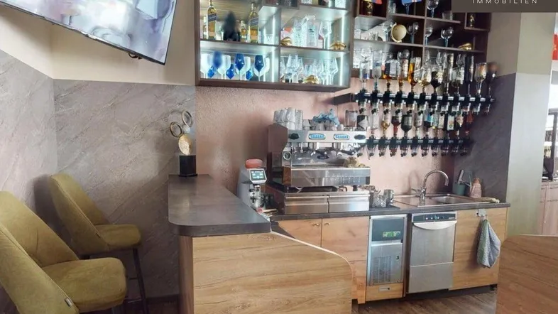 Moderne Bar mit professioneller Ausstattung, Kaffeemaschine und Zapfanlage, bereit für den Betrieb.