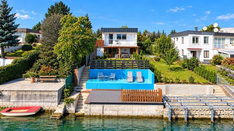 Haus am See mit privatem Pool, Sonnenterrasse und direktem Zugang zum Wasser.