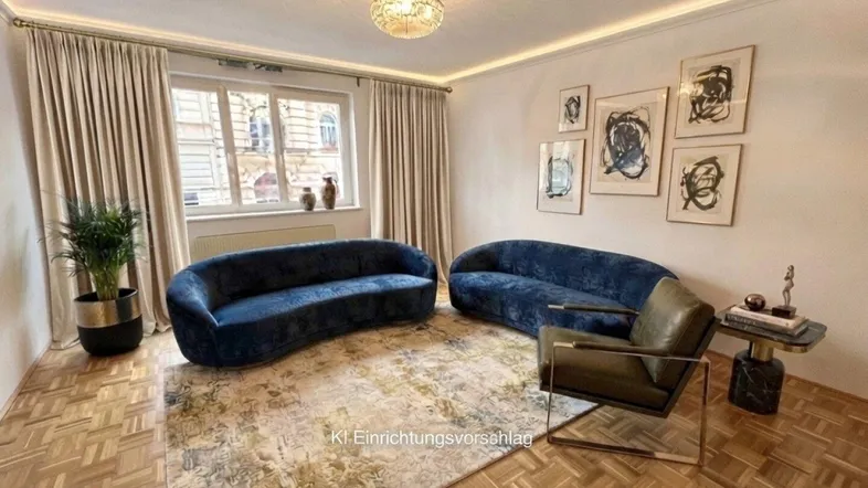 Helles Wohnzimmer mit Fischgrätparkett, modernen blauen Sofas und dekorativen Kunstwerken an der Wand.