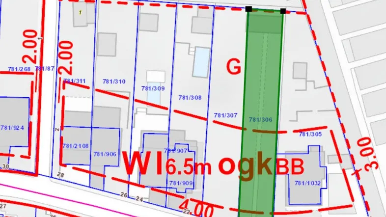 Katasterplan mit eingezeichnetem Grundstück und umliegenden Parzellen in einer grünen Umgebung.