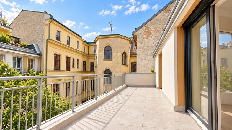 Geräumige Sonnenterrasse mit Blick auf die historische Architektur und viel Tageslicht.