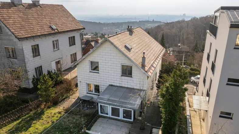 Luftaufnahme des Hauses von hinten mit Garten, Terrasse und Blick auf die Umgebung.