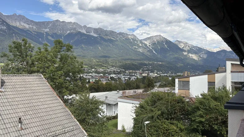 Panoramablick auf die majestätischen Berge und die umliegende grüne Landschaft von der Immobilie aus.