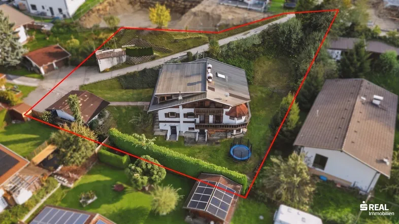 Luftaufnahme des Anwesens mit roter Grundstücksgrenze und umliegender Bebauung.