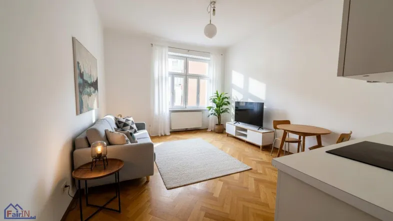 Helles Wohn- und Esszimmer mit Fischgrätparkett, moderner Einrichtung und Blick auf die Stadt.