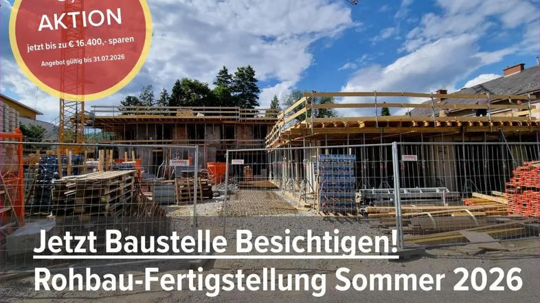 Baustelle des zukünftigen Wohngebäudes im Rohbau mit Kran und Bauzäunen.