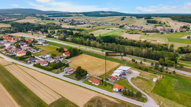 Luftaufnahme der Immobilie in ländlicher Umgebung mit Feldern und umliegenden Häusern.