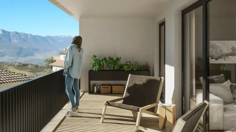 Moderne Balkonterrasse mit Holzboden, bequemen Liegestühlen und atemberaubendem Bergblick.