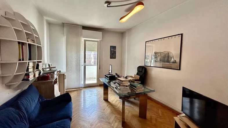Bozen Zentrum, Nähe Universität, Investitionsobjekt, Studenten-WG geeignet, 4. Stock mit Aufzug, Große Wohnküche, Kleine Terrasse, 4 große Schlafzimmer, 2 Balkone, Großes Badezimmer, Abstellkammer, Keller inklusive, Gemeinschaftlicher Dachboden, Hohe Mietrendite, Sehr gute Lage, Alles fußläufig erreichbar, Öffentliche Verkehrsmittel in der Nähe, Perfekt für Vermietung, Seltene Gelegenheit, Renditestark