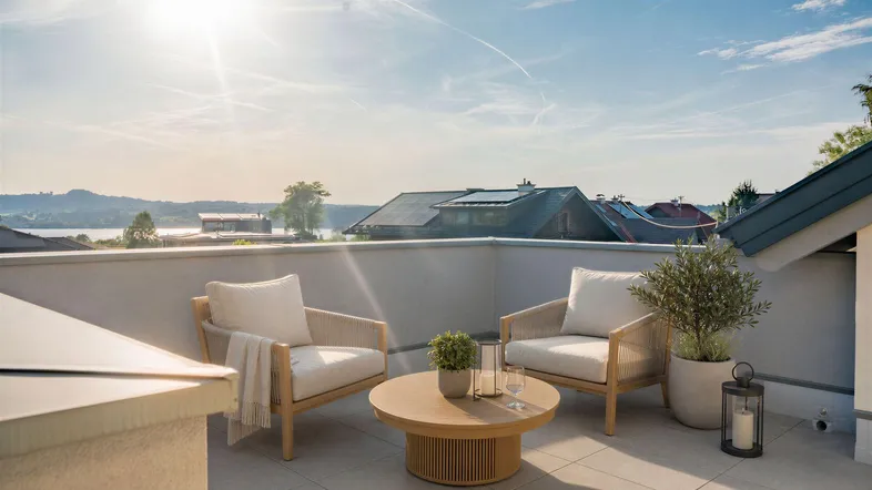 Möblierte Dachterrasse mit bequemen Sitzgelegenheiten und weitem Blick auf den See und die Berge.