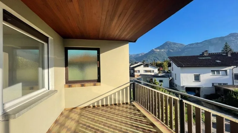 Geräumiger Balkon mit Fliesenboden, Holzdecke und herrlichem Bergblick in sonniger Lage.