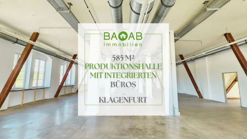 Große Produktionshalle mit integrierten Büros und hohen Decken, gut beleuchtet durch Fenster.