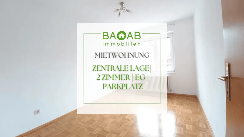 Helles Zimmer mit Parkettboden und Fenster, ideal für eine Mietwohnung in zentraler Lage.