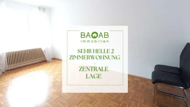 Heller, leerer Raum mit Parkettboden und Heizkörper unter dem Fenster, bereit zur individuellen Gestaltung.