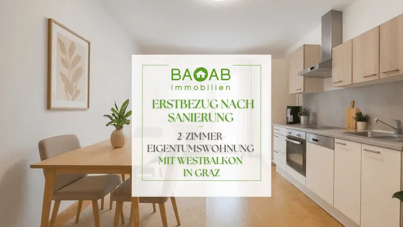 Heller Wohn- und Essbereich mit integrierter Küche, Parkettboden und Zugang zum Balkon.