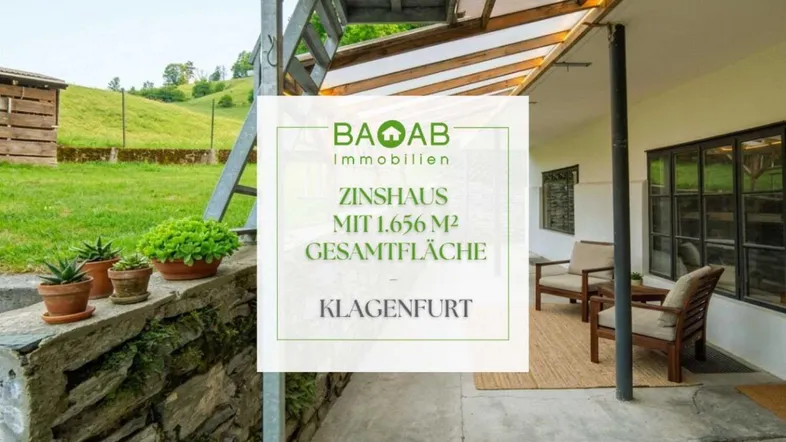 Überdachte Terrasse mit Steinmauer und Blick ins Grüne, ideal für entspannte Stunden im Freien.