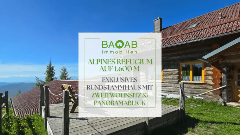 Alpines Refugium mit Rundstammhaus und Holzterrasse, umgeben von Natur und Panoramablick.