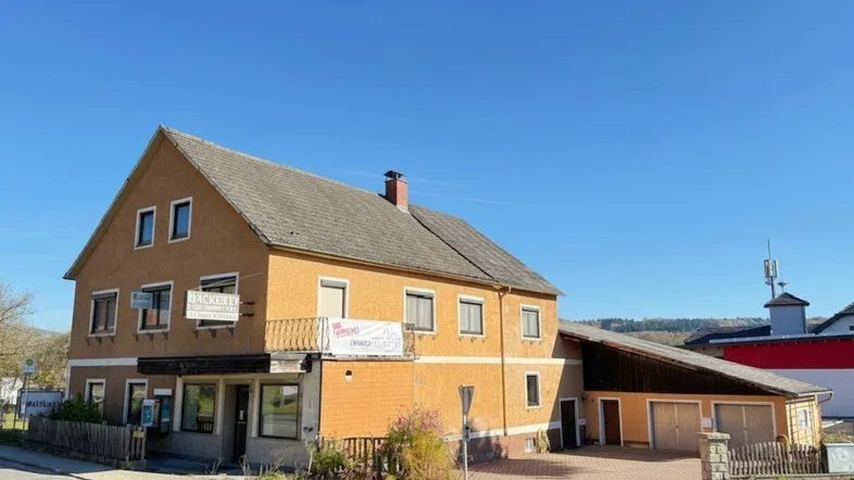 Ansicht Straßenseite und Zufahrt