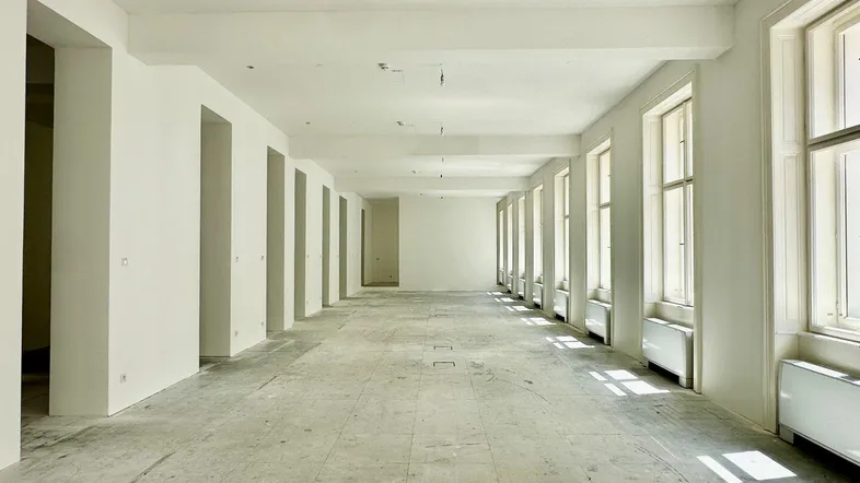 Geräumiger, heller Büroraum mit hohen Decken und großen Fenstern, bereit für die individuelle Gestaltung.