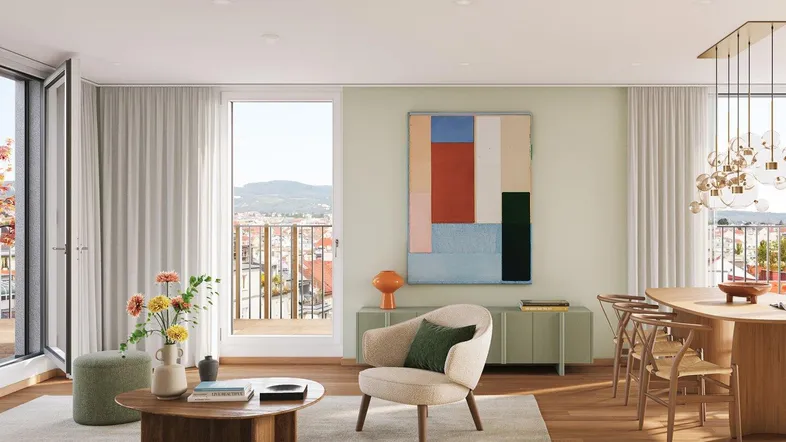 Heller, offener Wohn- und Essbereich mit modernem Design, Holzboden und Zugang zu einem Balkon mit Stadtblick.