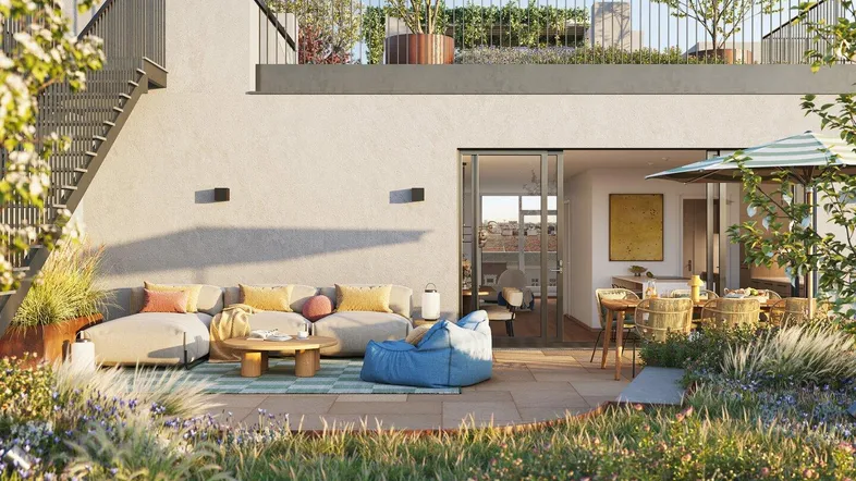 Geräumige Dachterrasse mit bequemen Lounge-Möbeln, üppiger Bepflanzung und Zugang zum Innenbereich.