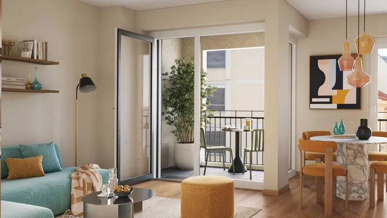 Heller Wohn- und Essbereich mit Holzboden, modernen Möbeln und Zugang zum Balkon.