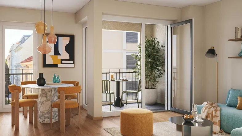 Heller Wohn- und Essbereich mit Holzboden, modernem Mobiliar und Zugang zu einem Balkon.