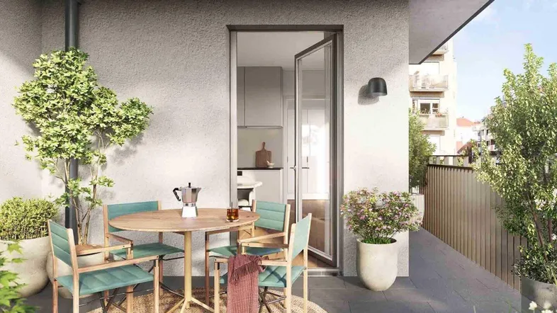 Gemütlicher Balkon mit Sitzgelegenheiten und Blick in die moderne Küche.