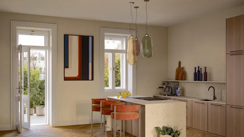 Helle, moderne Wohnküche mit Kücheninsel, Parkettboden und direktem Zugang zur Terrasse.