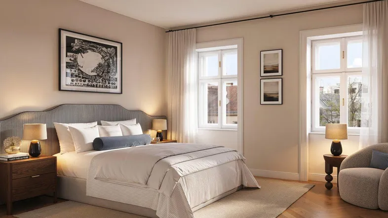 Helles, modernes Schlafzimmer mit elegantem Fischgrätparkett und großen Fenstern für viel Tageslicht.