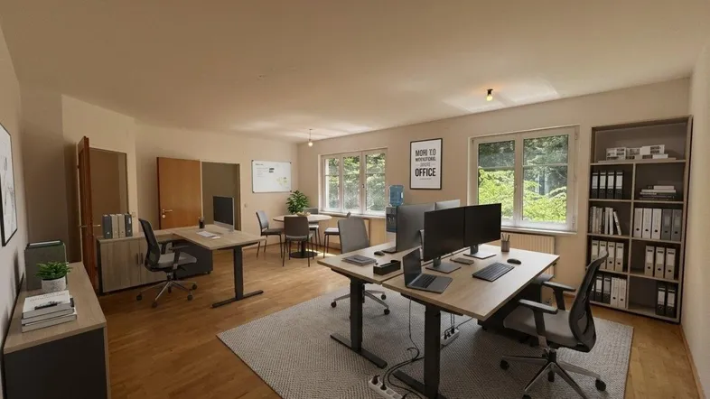 Geräumiges Büro mit mehreren modernen Arbeitsplätzen, Holzfußboden und großen Fenstern mit Blick ins Grüne.