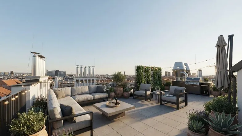 Geräumige Dachterrasse mit modernen Lounge-Möbeln, Grillbereich und weitem Stadtblick.