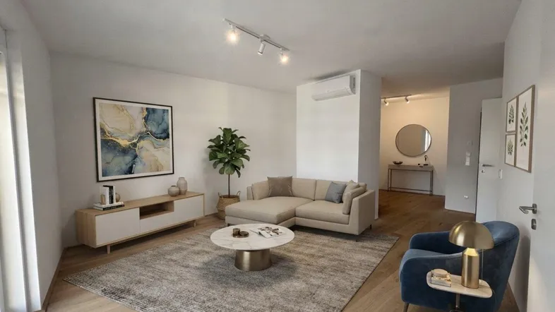 Modernes, helles Wohnzimmer mit beigem Sofa, Holzboden und Klimaanlage, einladend eingerichtet.