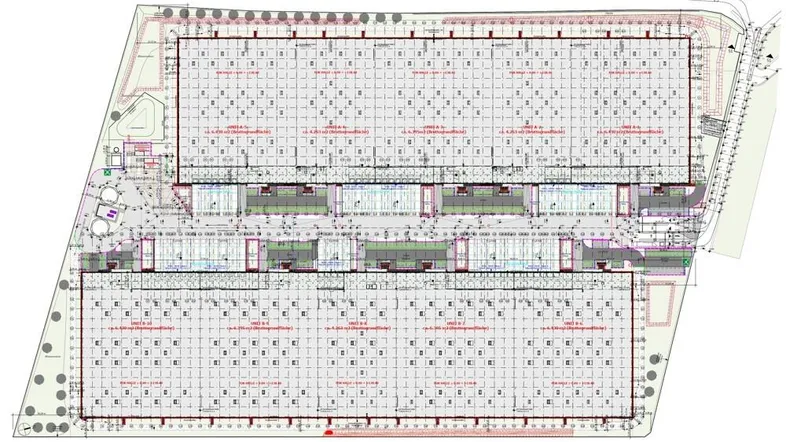 Detaillierter Grundrissplan eines großen Gewerbekomplexes mit zahlreichen Einheiten und umfassenden Parkmöglichkeiten.