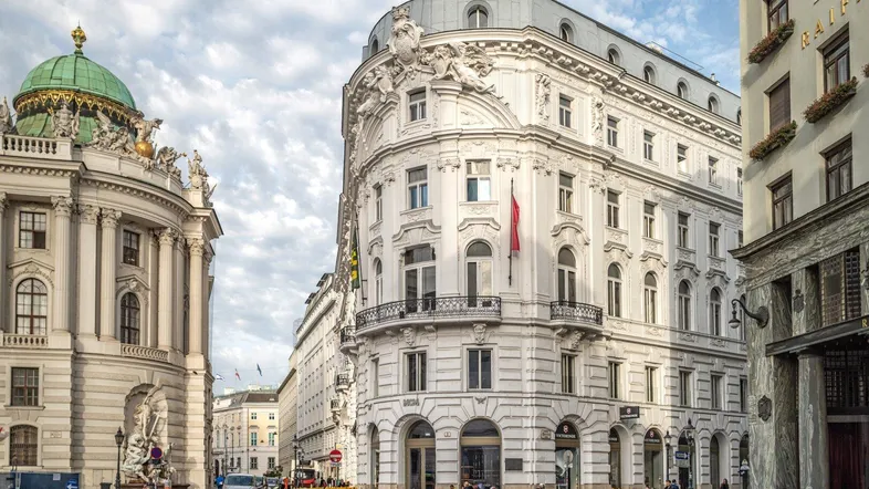 Historisches Gebäude mit reich verzierter Fassade und Kuppel im Stadtzentrum von Wien.