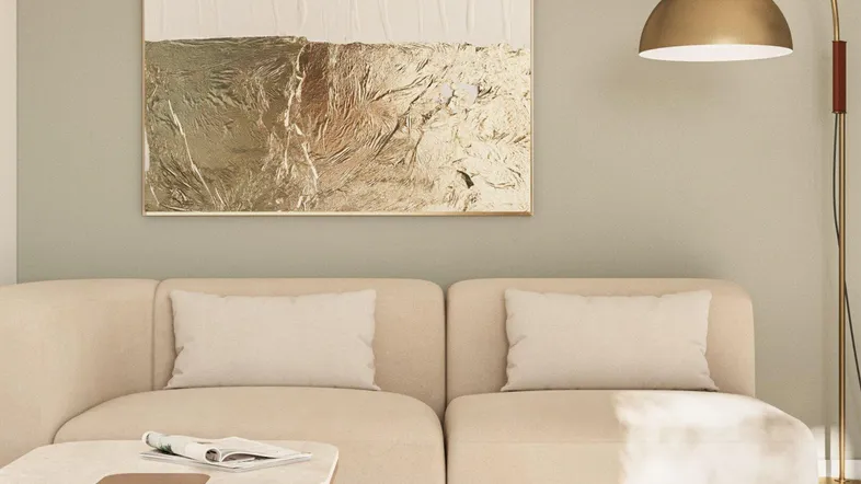 Modernes Wohnzimmer mit beigem Sofa, goldener Kunst an der Wand und einer eleganten Stehlampe.