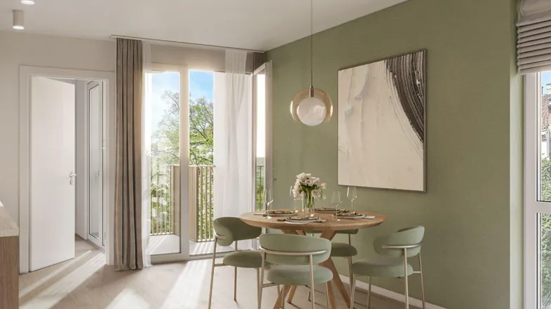 Heller Essbereich mit modernem Holztisch, grüner Wand und Zugang zum Balkon.