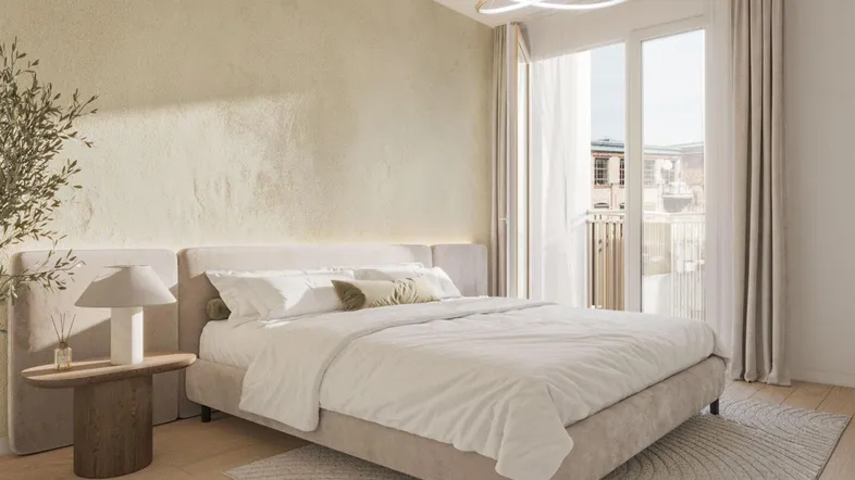 Helles Schlafzimmer mit modernem Bett, strukturierten Wänden und Zugang zum Balkon.