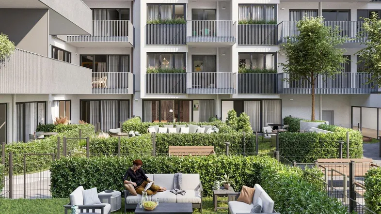 Moderne Wohnanlage mit begrünten Balkonen und gemeinschaftlichem Gartenbereich mit Sitzgelegenheiten.