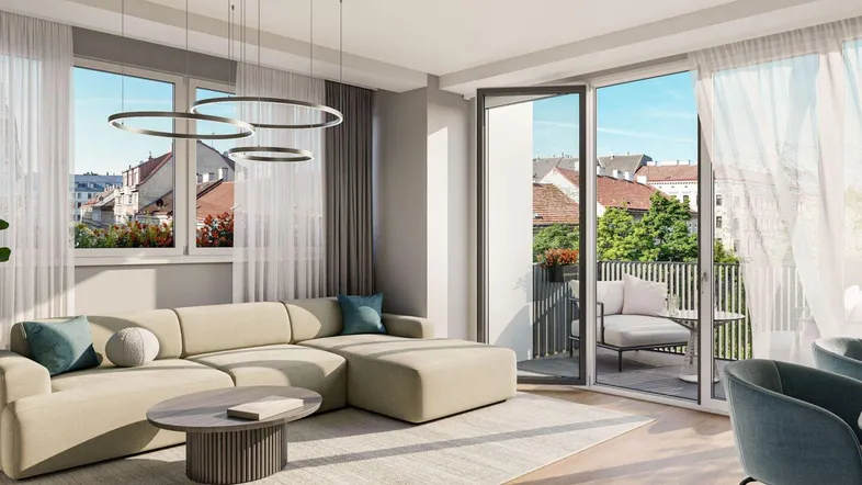 Helles und modernes Wohnzimmer mit beigem Ecksofa, Holzboden und Zugang zum Balkon.