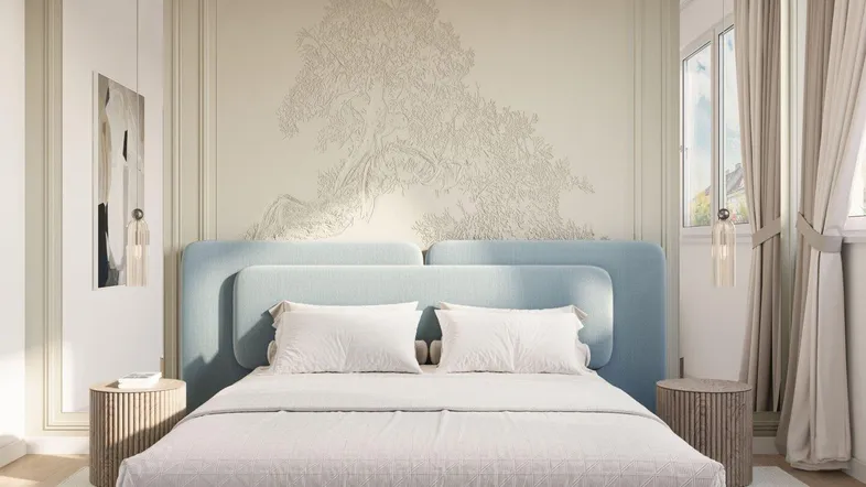 Elegantes Schlafzimmer mit modernem Bett, dekorativer Wandgestaltung und viel natürlichem Licht.