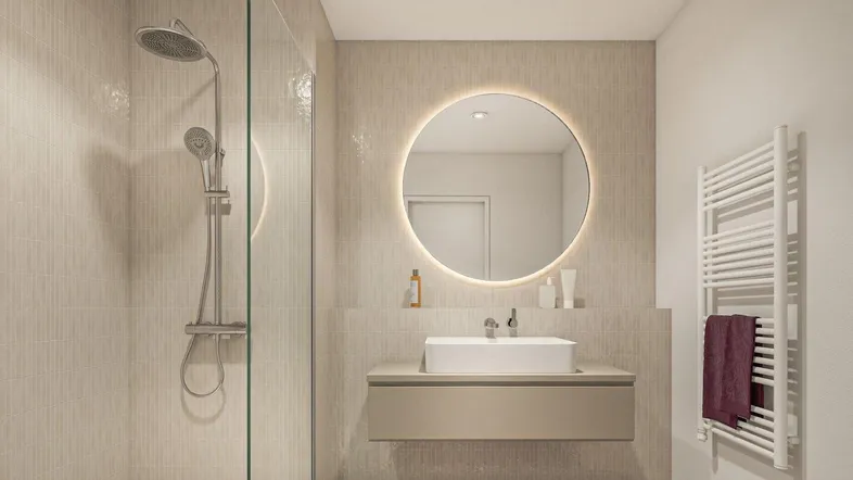 Modernes Badezimmer mit begehbarer Dusche, beleuchtetem Spiegel und Handtuchheizkörper in hellen Farbtönen.