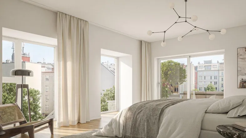 Helles Schlafzimmer mit Holzboden, großen Fenstern und Blick auf die Stadt.