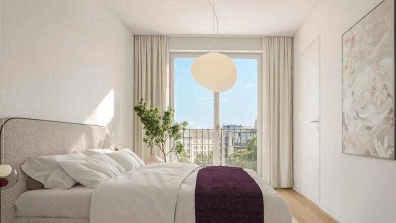 Helles Schlafzimmer mit Holzboden, großem Fenster und Zugang zu einem Balkon.