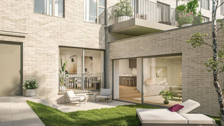 Moderne Wohnanlage mit privater Terrasse, Rasenfläche und Liegestuhl im Freien.
