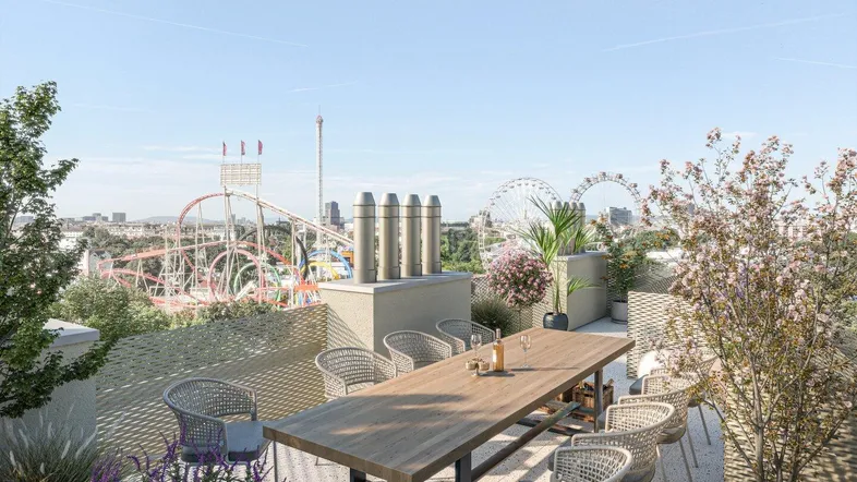 Geräumige Dachterrasse mit Esstisch und weitem Blick über die Stadt und den Vergnügungspark.